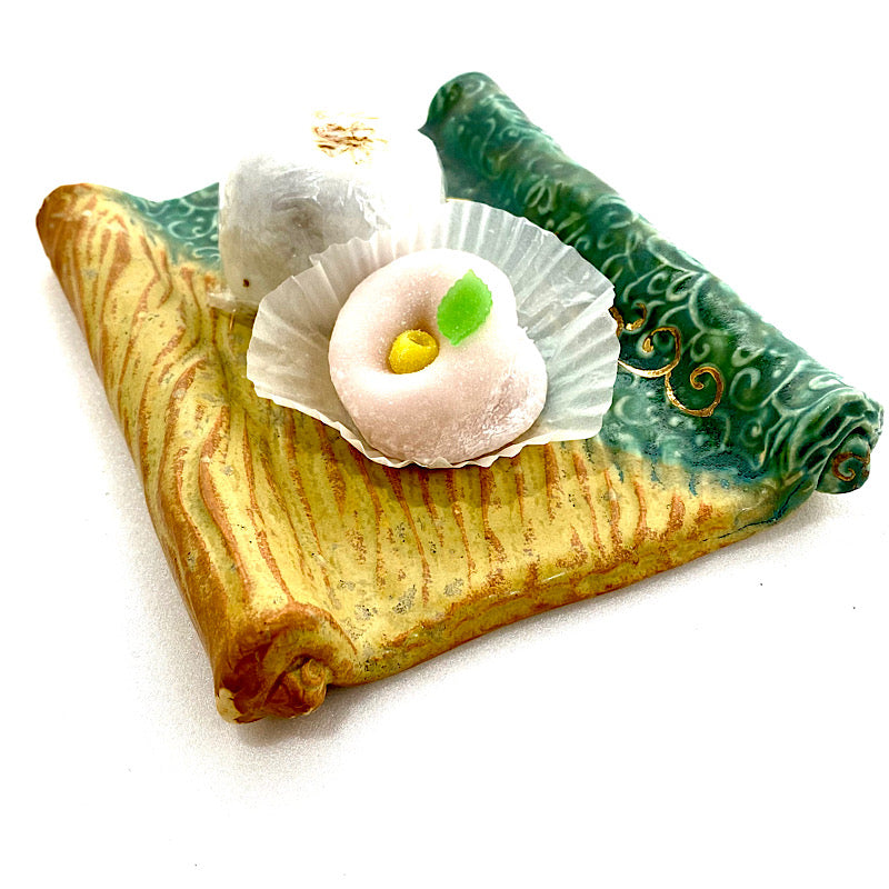 A plate or Oozara.