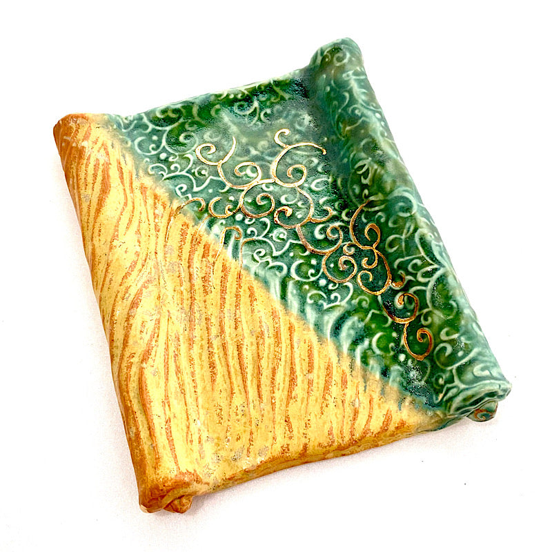 A plate or Oozara.